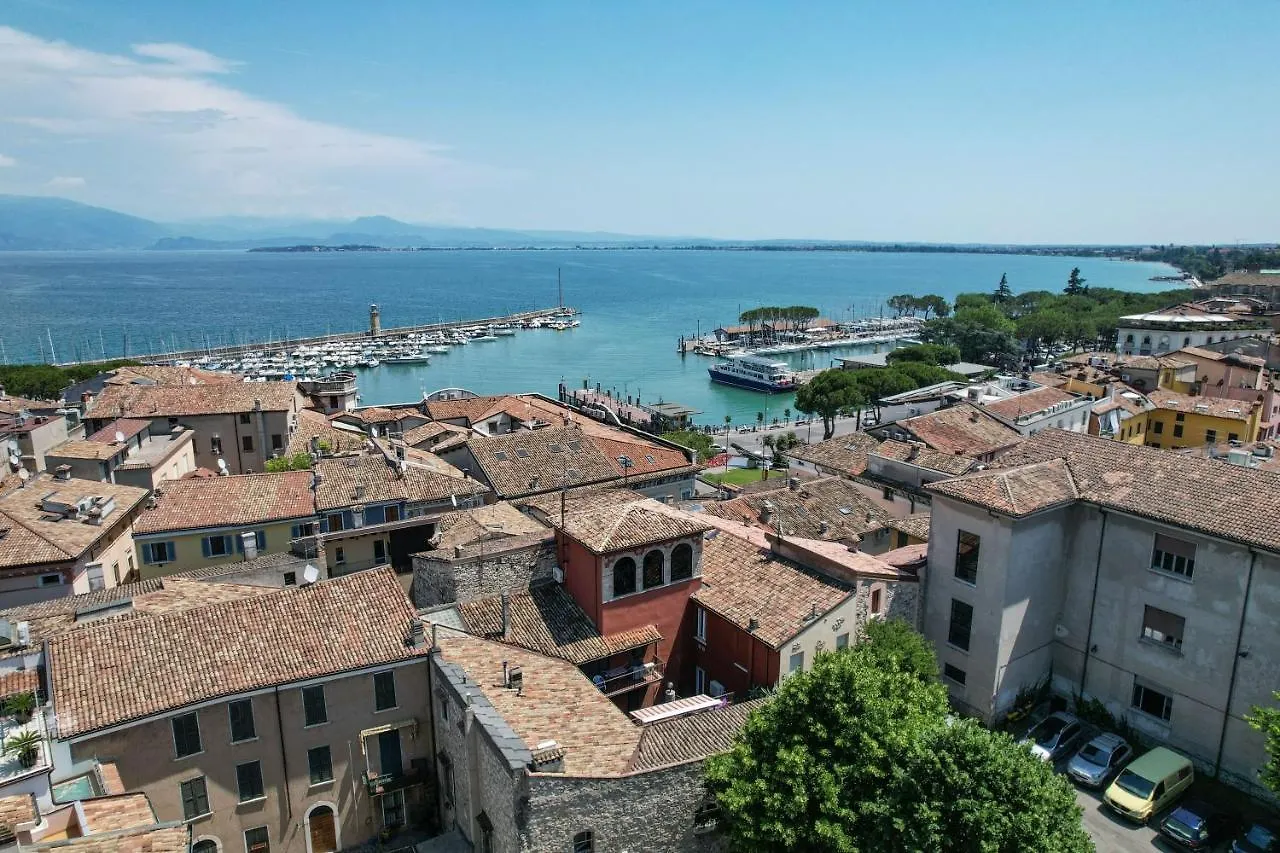 Castle Retreat- Lake And Attractions In 120Mt Apartment Desenzano del Garda Italy