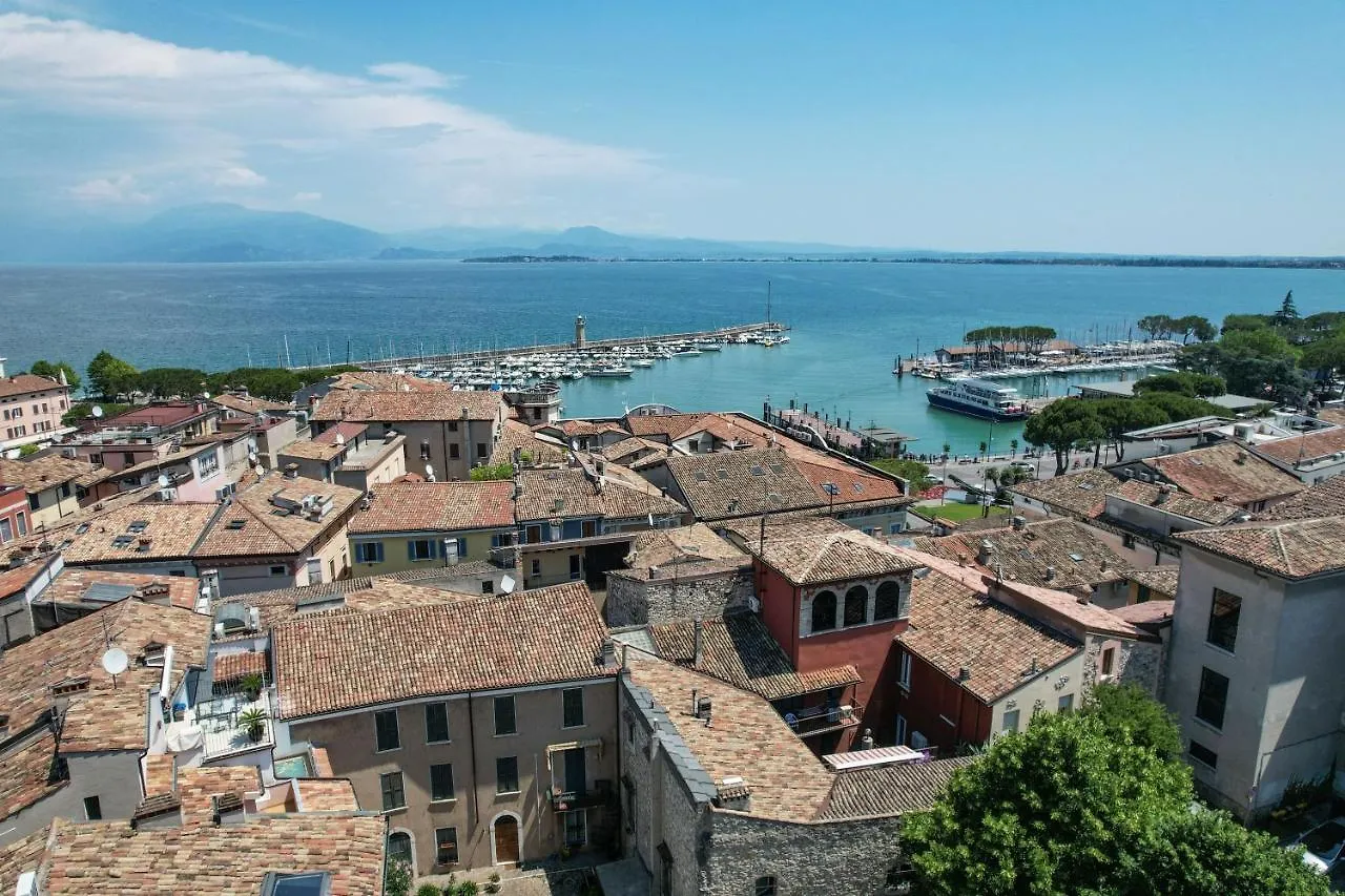 Castle Retreat- Lake And Attractions In 120Mt Apartment Desenzano del Garda
