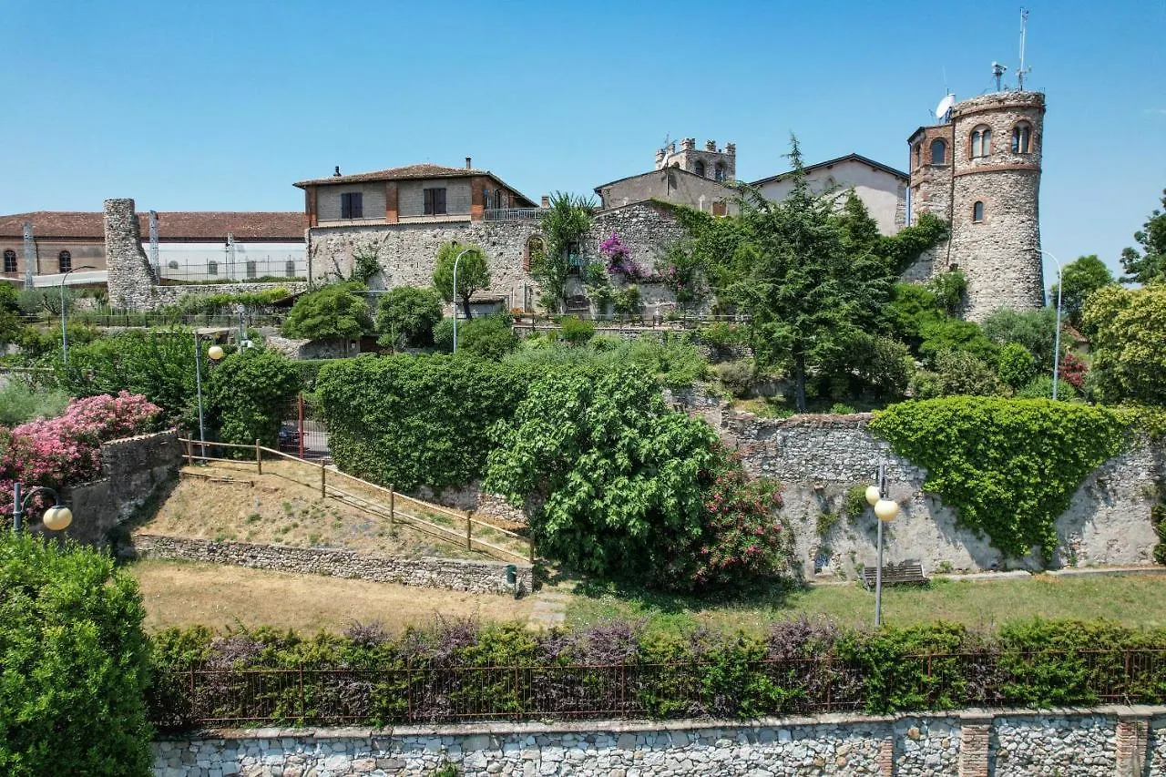 Castle Retreat- Lake And Attractions In 120Mt Apartment Desenzano del Garda Italy
