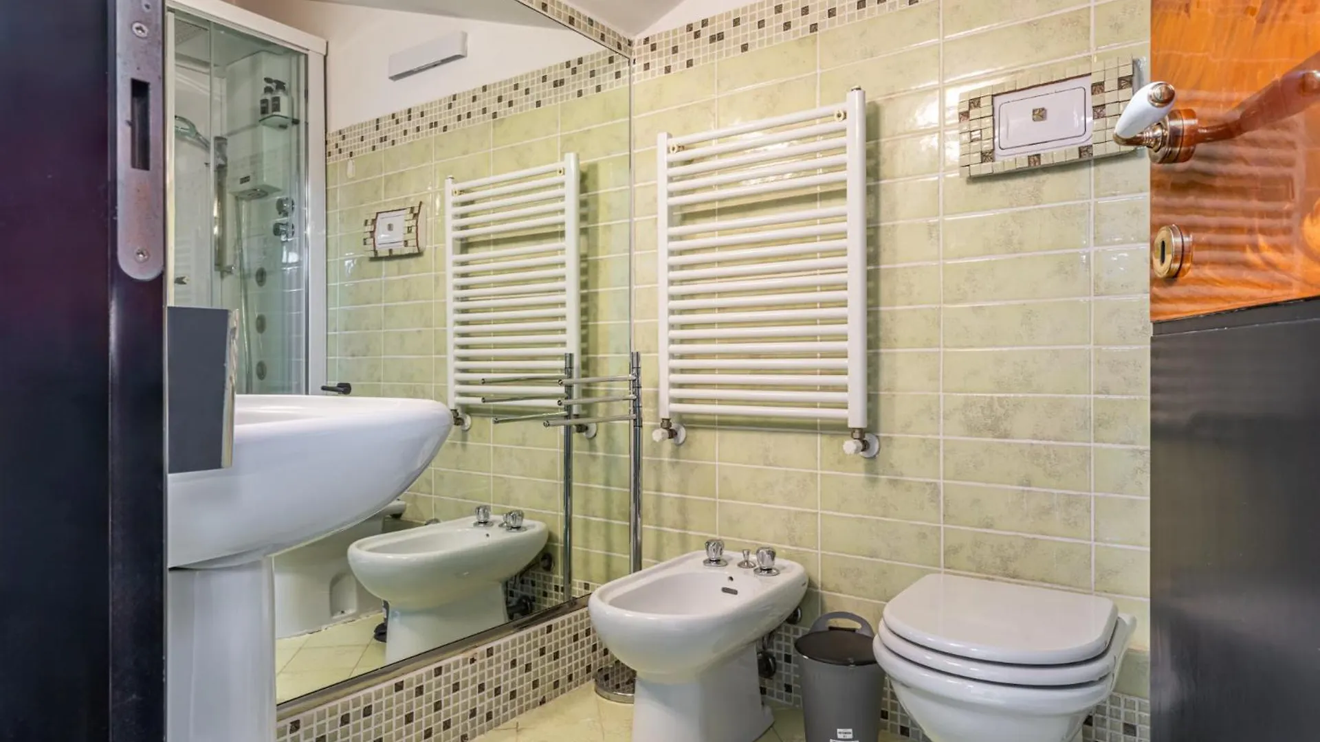 Castle Retreat- Lake And Attractions In 120Mt Apartment Desenzano del Garda