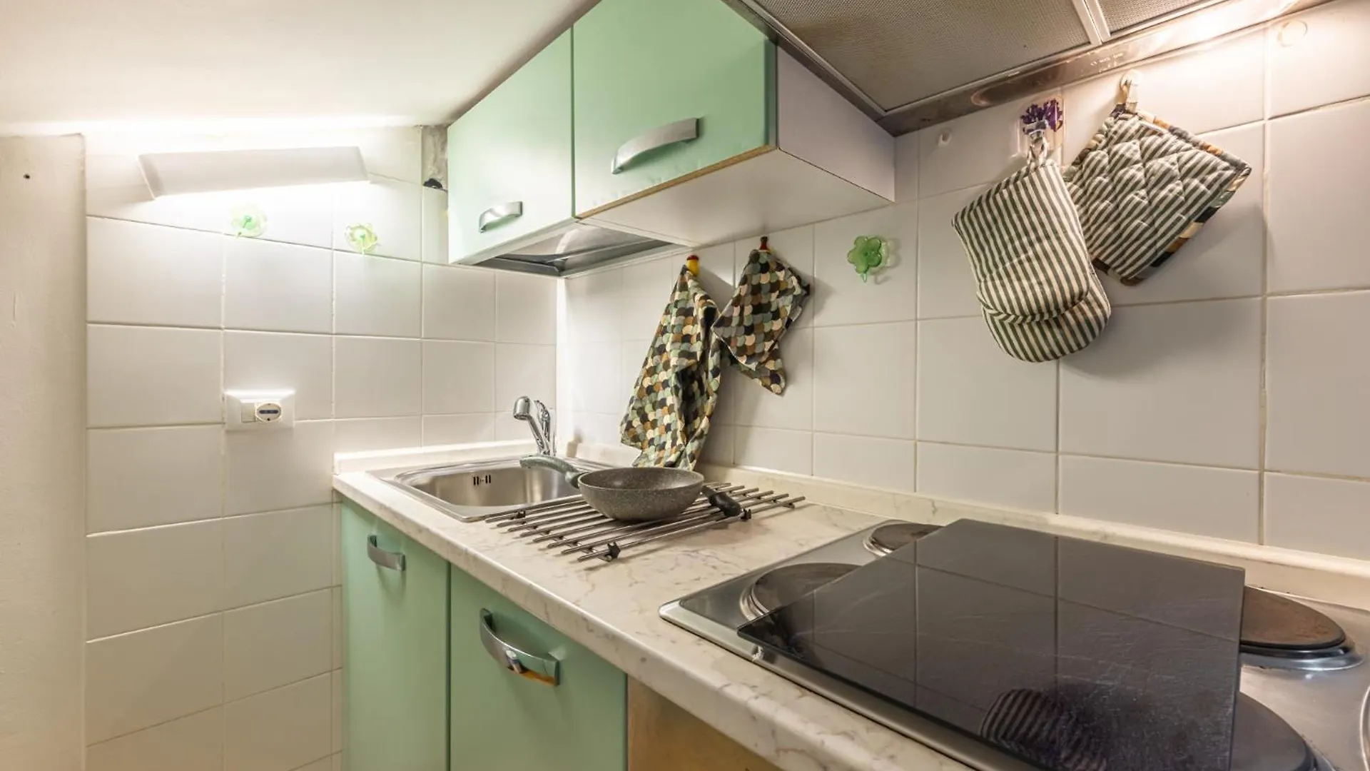 Castle Retreat- Lake And Attractions In 120Mt Apartment Desenzano del Garda